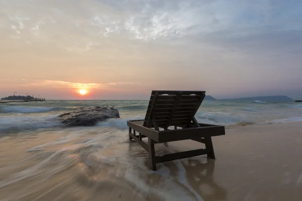 空旷的海滩，沙滩床上日出岛荣，柬埔寨 — 图库照片