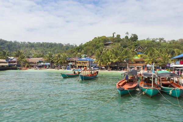 Vistas al pueblo con barcos khmer, playa de Koh Rong. Camboya — Foto de Stock