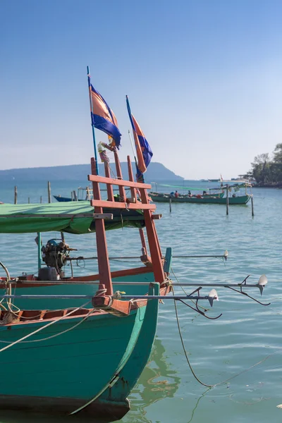 Vista mar com barcos khmer, praia de Koh Rong. Camboja — Fotografia de Stock