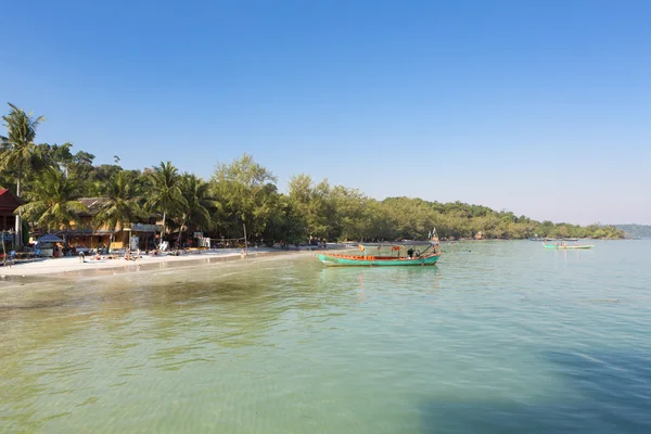 Vista da vila com barcos khmer, praia de Koh Rong. Camboja — Fotografia de Stock