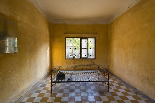 Interior of cell, Tuol Sleng Museum or S21 Prison, Phnom Penh, C — Stock Photo, Image