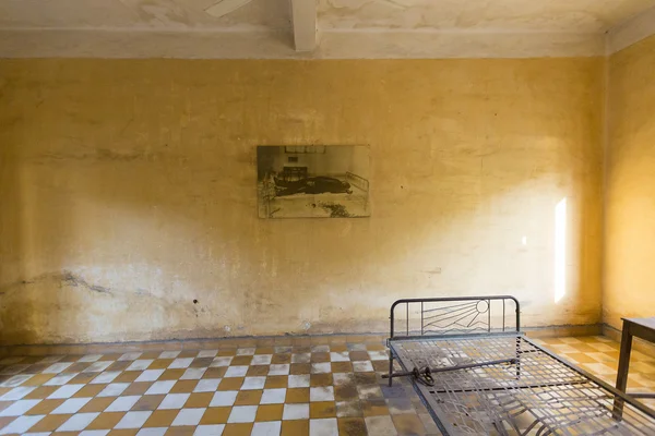 Interno della cella, Museo Tuol Sleng o prigione S21, Phnom Penh, C — Foto Stock