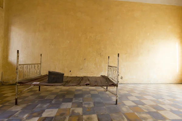 Binnenkant van cel, Tuol Sleng Museum of S21 gevangenis, Phnom Penh, C — Stockfoto