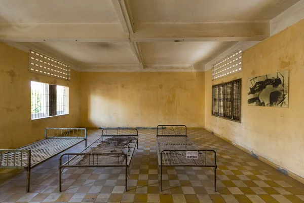 Binnenkant van cel, Tuol Sleng Museum of S21 gevangenis, Phnom Penh, C — Stockfoto