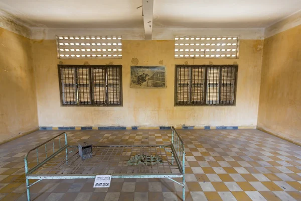 Belső cella Tuol Sleng Múzeum vagy S21 börtönben, Phnom Penh, C — Stock Fotó