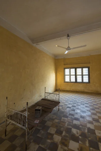 Interior of cell, Tuol Sleng Museum or S21 Prison, Phnom Penh, C — Stock Photo, Image