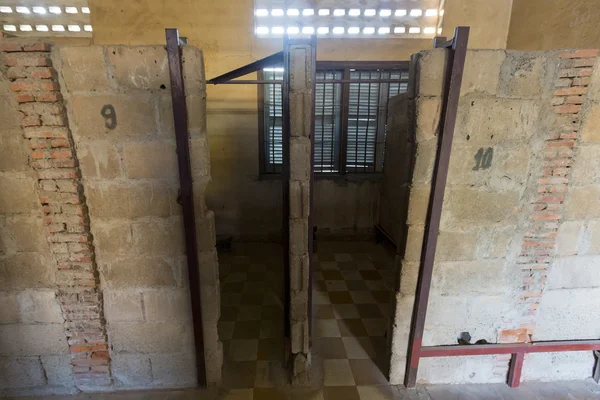Interior de la celda, Museo Tuol Sleng o Prisión S21, Phnom Penh, C — Foto de Stock