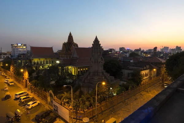 Veduta urbana della città di Phnom Penh di notte, Cambogia — Foto Stock