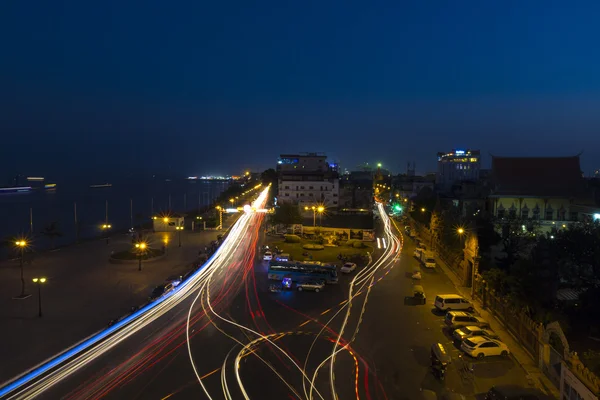 Vista urbana de la ciudad de Phnom Penh por la noche, Camboya — Foto de Stock