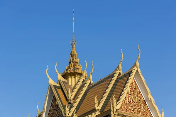 Phnom Penh Kraliyet Sarayı çatısı. Khmer mimarisi, Camb — Stok fotoğraf