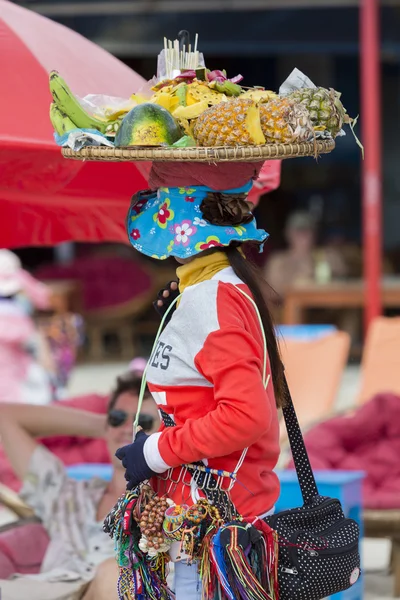 Vendedor de frutas trabalhando na praia de Koh Rong no Camboja — Fotografia de Stock