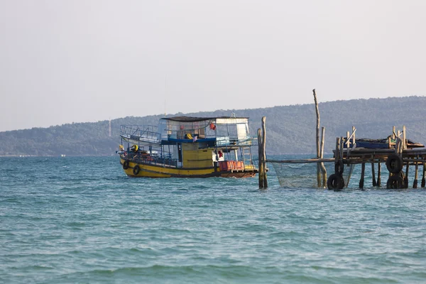 Vista al mar con barco khmer, playa de Koh Rong. Camboya — Foto de Stock