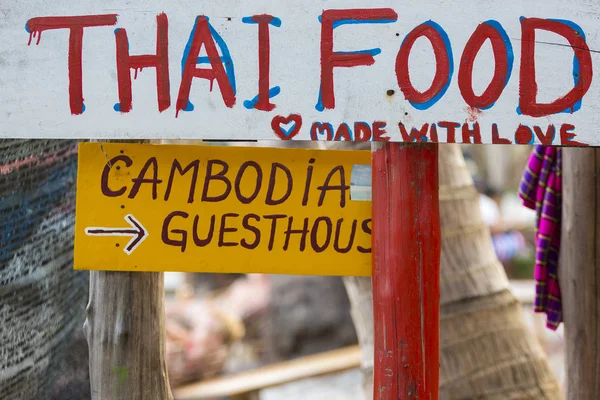 Hand Rita Thai mat inskription på plywood på Koh Rong Island — Stockfoto