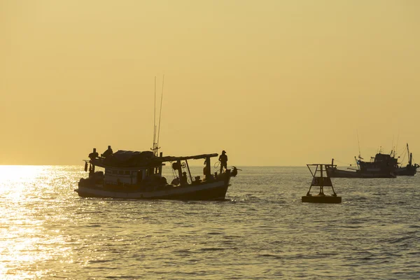 Pôr do sol com vista para o mar e barcos de pesca em Koh Rong. Camboja — Fotografia de Stock