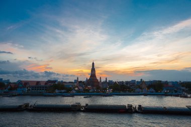Nehir ve gün batımı sırasında Wat Arun Tapınağı Bangkok Tayland