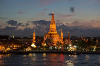 Nehir ve Wat Arun tapınakta gece Bangkok Tayland