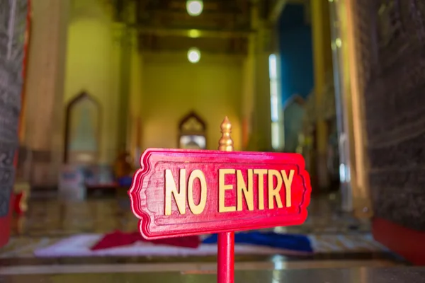 Postagem de aviso para não entrar dentro do templo de mármore em Bangkok , — Fotografia de Stock