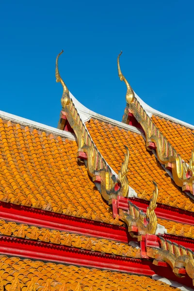 Roof details of the famous marble temple in Bangkok - Thailand — Stock Photo, Image