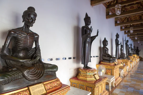 Estatuas de Buda en templo tailandés, Tailandia — Foto de Stock