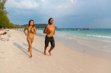 Beach Koh Rong Adası, Kamboçya'da çalışan çift