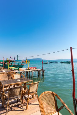 Liman, Koh Rong boş masa ve sandalyeler iskelede. Camb