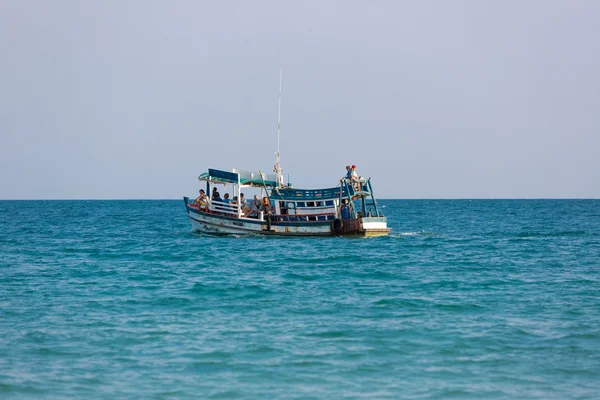 Vista al mar con barco khmer, playa de Koh Rong. Camboya —  Fotos de Stock