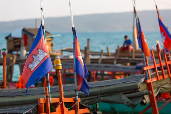 Vista mar com barco khmer e bandeiras cambojanas, Koh Rong . — Fotografia de Stock