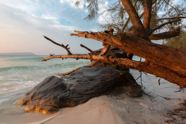 Verano amanecer paisaje marino en la isla tropical Koh Rong en Camboya —  Fotos de Stock