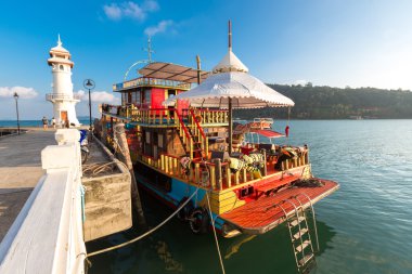 Gemi Bang Bao Köyü rıhtımda demirli. Koh Chang Adası