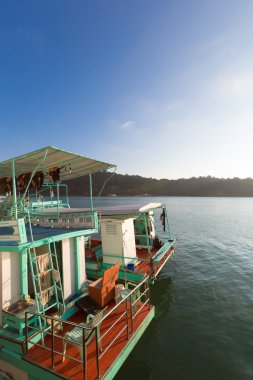Gemi Bang Bao Köyü rıhtımda demirli. Koh Chang Adası