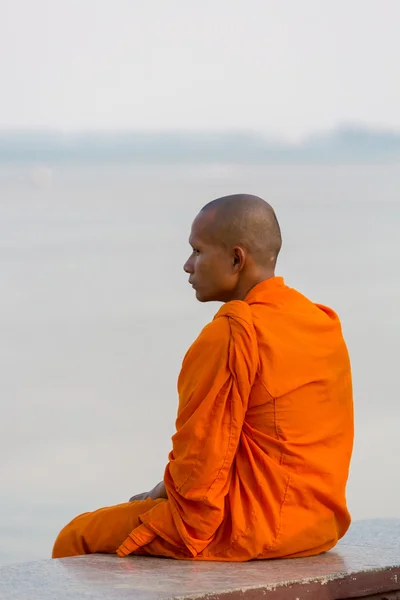 Orange gekleideter kambodschanischer Mönch mit Blick auf den Mekong, Phnom Penh — Stockfoto