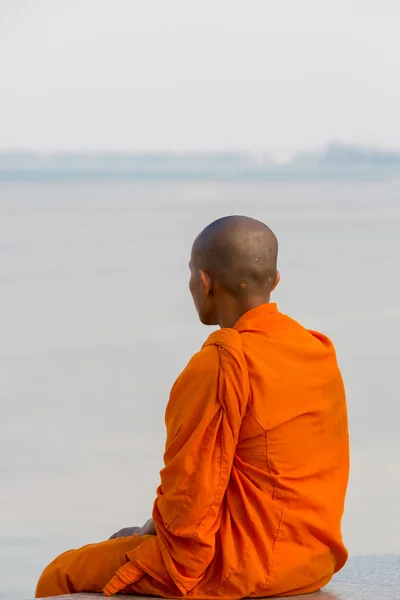 Monje camboyano vestido de naranja mirando el Mekong, Phnom Penh — Foto de Stock