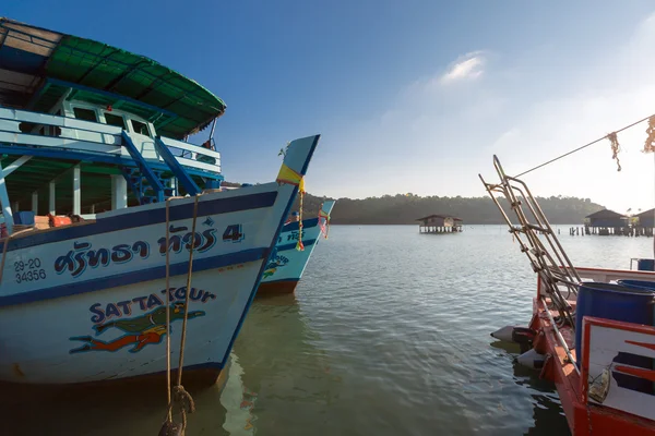 Statki zakotwiczone na molo Bang Bao wieś. Wyspa Koh Chang — Zdjęcie stockowe