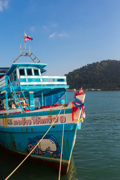 Nave anclada en el muelle de la aldea de Bang Bao. Isla de Koh Chang —  Fotos de Stock