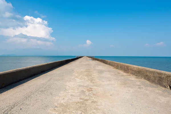 Pier in Koh Chang island with horizon, Bang Bao village. Koh Cha — Stock Photo, Image