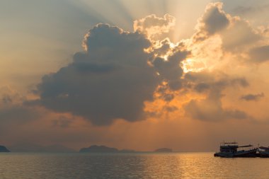 Tropikal Koh Chang Adası kıyısında günbatımı. Tayland.