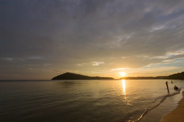 Zonsondergang op de oever van tropisch Koh Chang eiland. Thailand. — Stockfoto