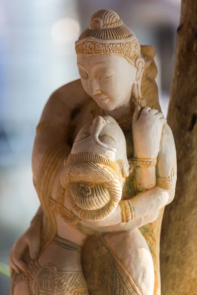 Closeup of Khmer wooden statues of lovers with blurred backgroun — Stock Photo, Image