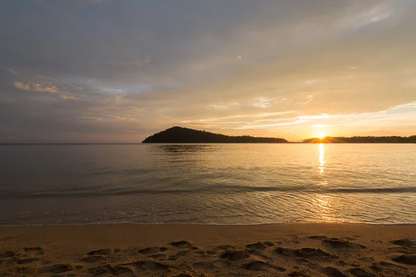 Coucher de soleil sur le rivage de l'île tropicale Koh Chang. Thaïlande . — Photo