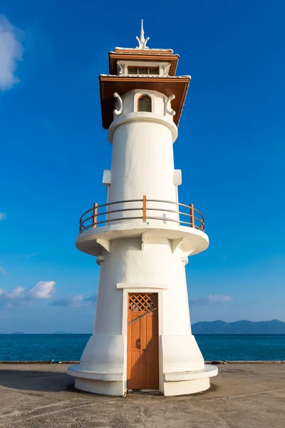 Light house och piren på Ko Chang Island, Thailand — Stockfoto