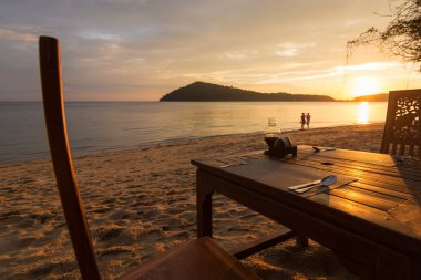 Günbatımı, plaj ve okyanus Koh Chang Adası ile romantik bir akşam yemeği
