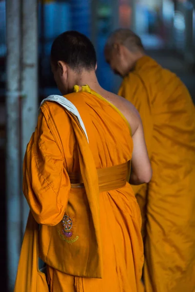 Dos monjes tailandeses de pie y rezando en la isla de Koh Chang . — Foto de Stock