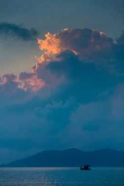 Dramatik gökyüzü ve Koh Chang, bu geleneksel Tay balıkçı teknesi