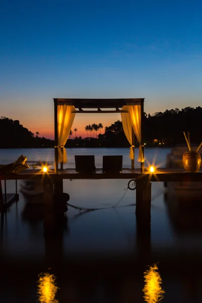 Terraza tailandesa salones con pérgola al atardecer en muelle de madera en Ko — Foto de Stock