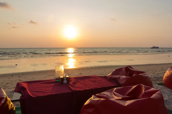 Cena romántica con puesta de sol, playa y océano en la isla de Koh Chang — Foto de Stock