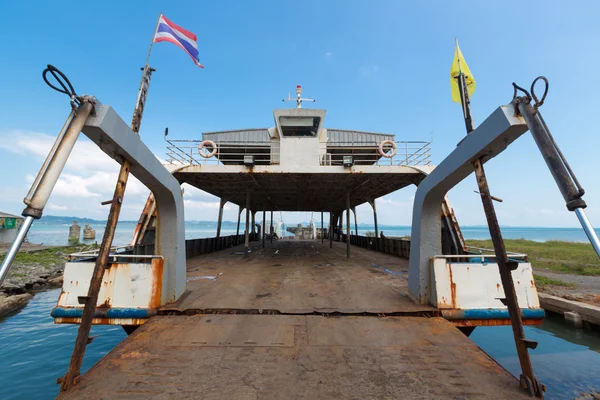 Färjan går till ön Koh Chang i Trat-provinsen. Thailand — Stockfoto