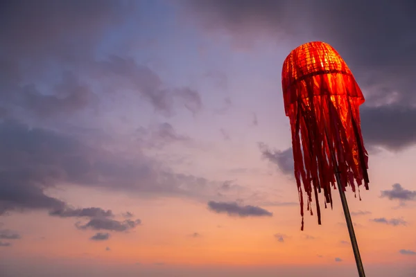 Lanterna sulla spiaggia con tramonto sull'isola di Koh Rong, Thailandia . — Foto Stock