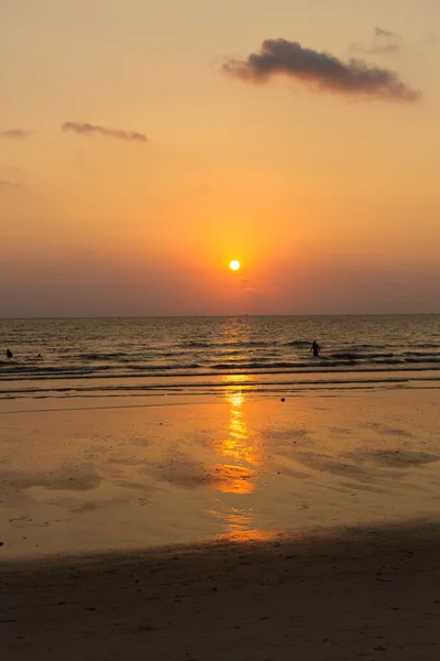 Zonsondergang op de oever van tropisch Koh Chang eiland. Thailand. — Stockfoto