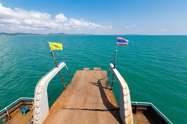 Barco de balsa indo para Koh Chang Island, na província de Trat. Tailândia — Fotografia de Stock