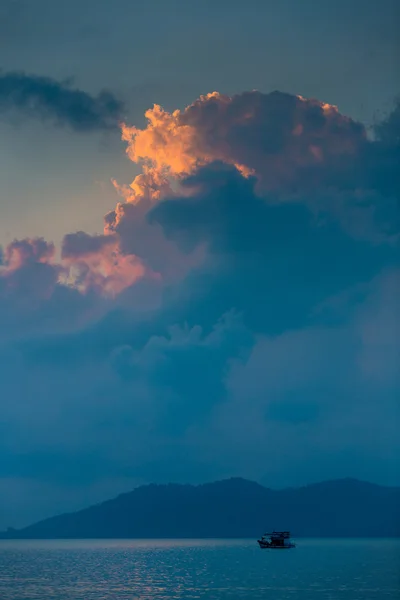 Cielo dramático y barco tradicional de pesca tailandesa en Koh Chang, Tha — Foto de Stock